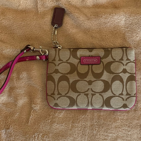 Coach Handbags - 💖💖💖NWOT Coach wristlet